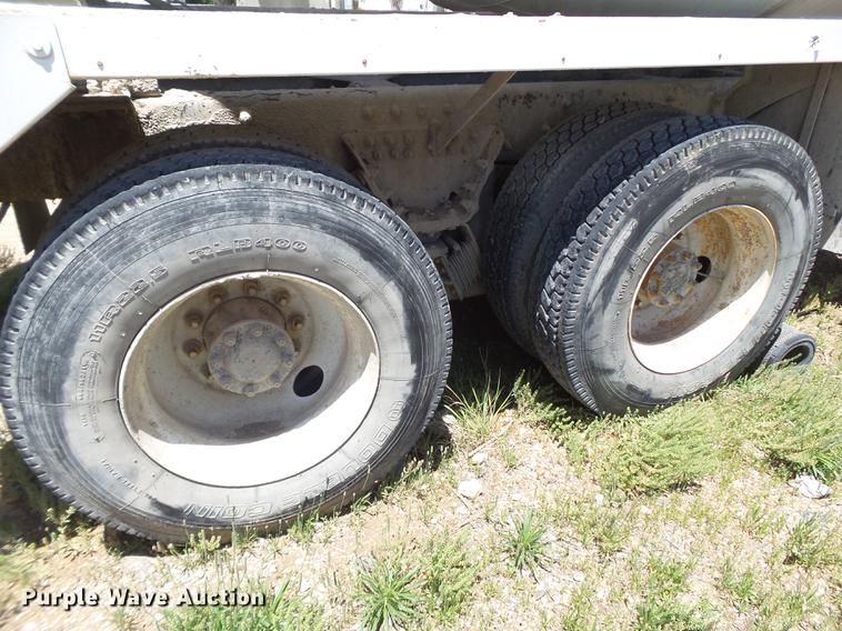 image for item DE1385 2009 Peterbilt 340 ready mix truck