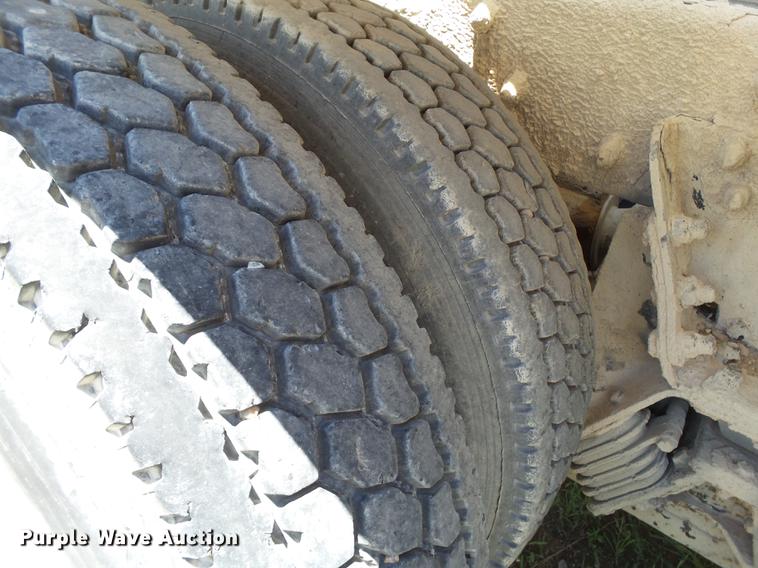 image for item DE1385 2009 Peterbilt 340 ready mix truck