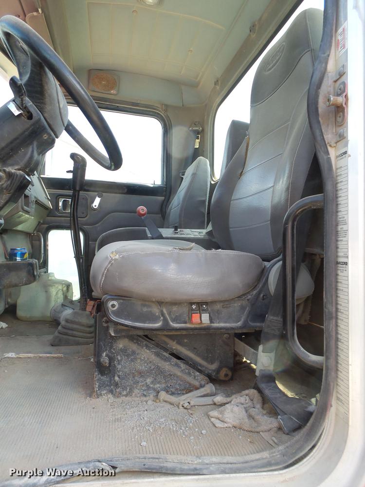 image for item DE1385 2009 Peterbilt 340 ready mix truck