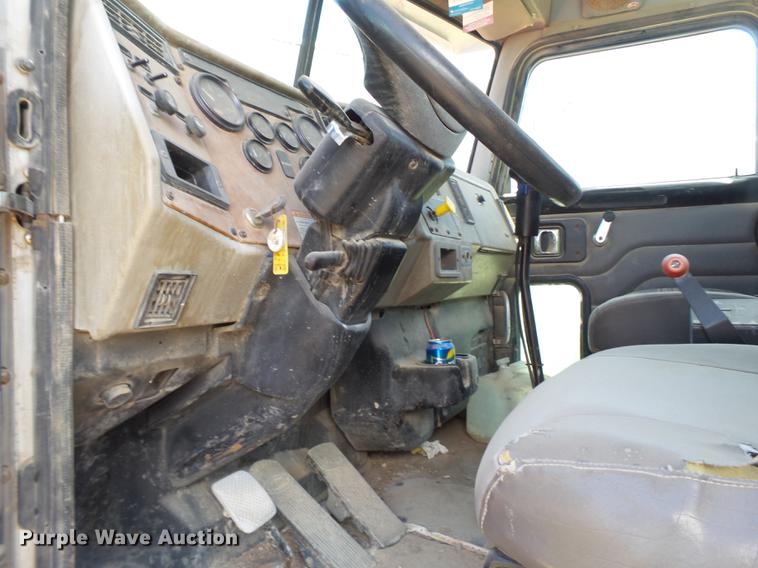 image for item DE1385 2009 Peterbilt 340 ready mix truck