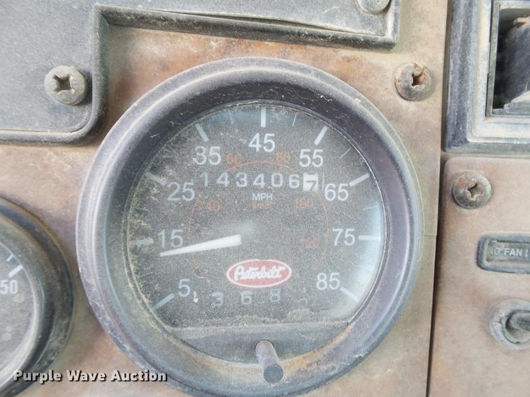 image for item DE1385 2009 Peterbilt 340 ready mix truck