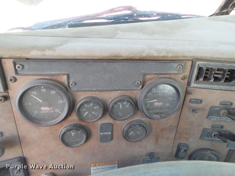 image for item DE1385 2009 Peterbilt 340 ready mix truck