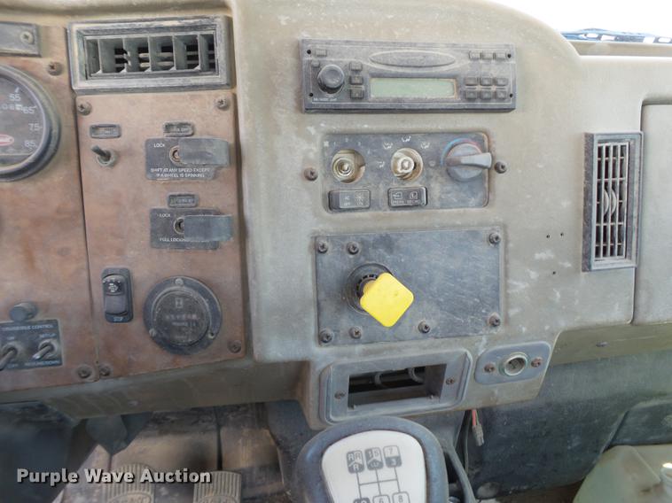 image for item DE1385 2009 Peterbilt 340 ready mix truck