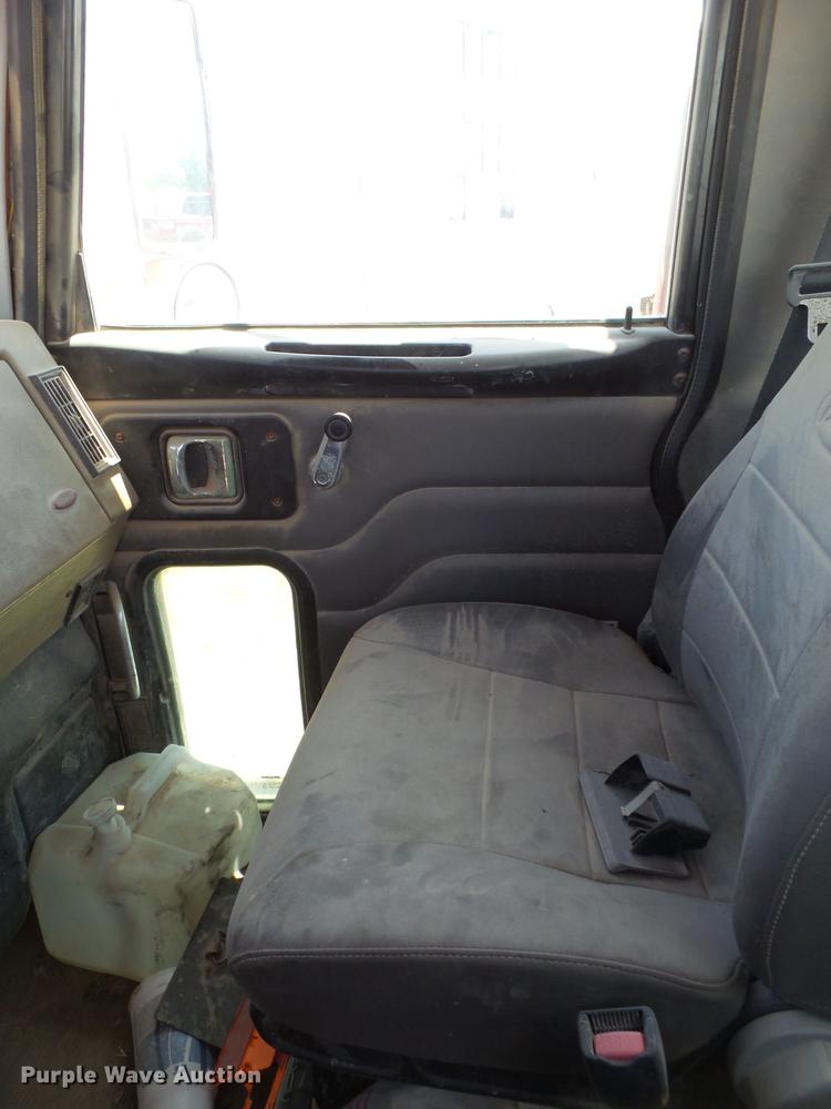 image for item DE1385 2009 Peterbilt 340 ready mix truck