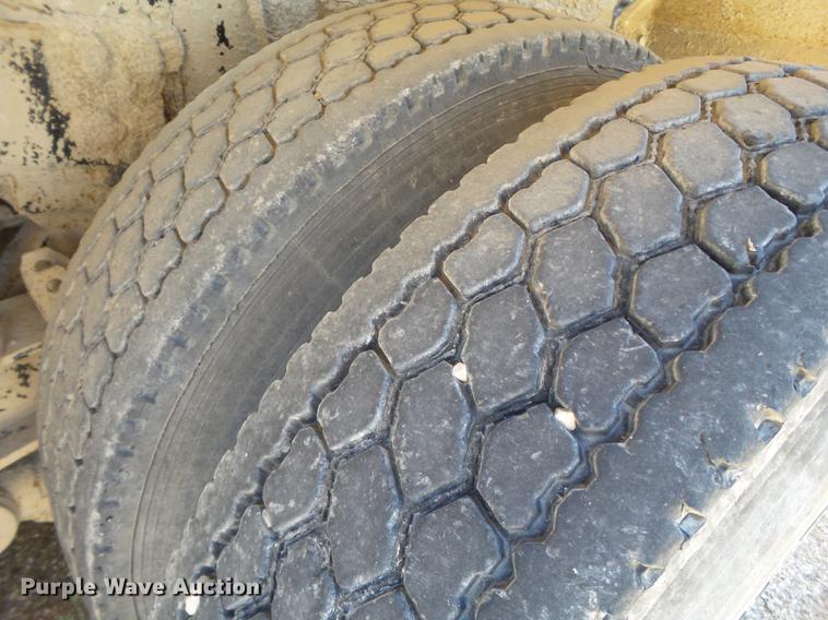 image for item DE1386 1999 Peterbilt 357 ready mix truck