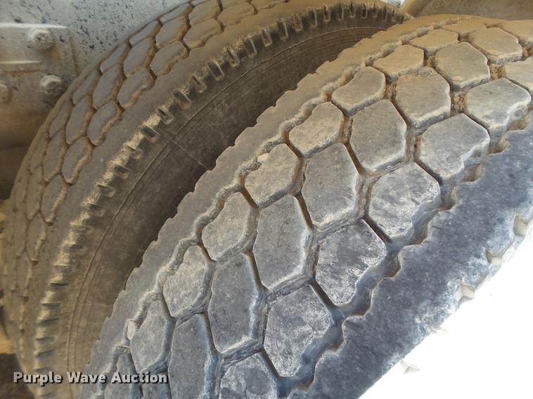 image for item DE1386 1999 Peterbilt 357 ready mix truck