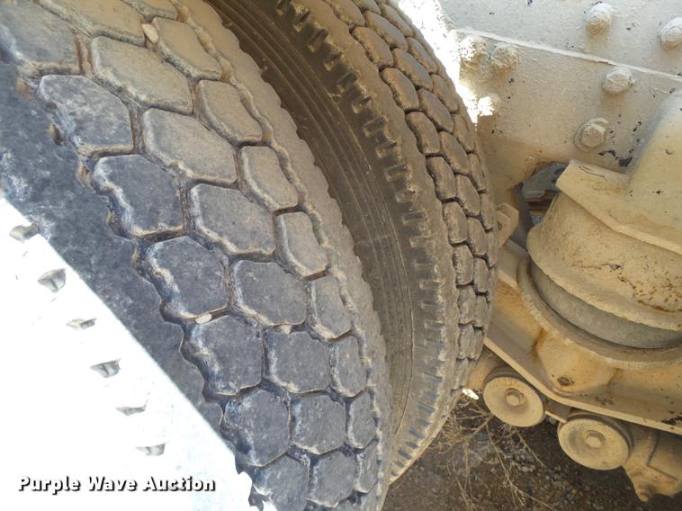 image for item DE1386 1999 Peterbilt 357 ready mix truck