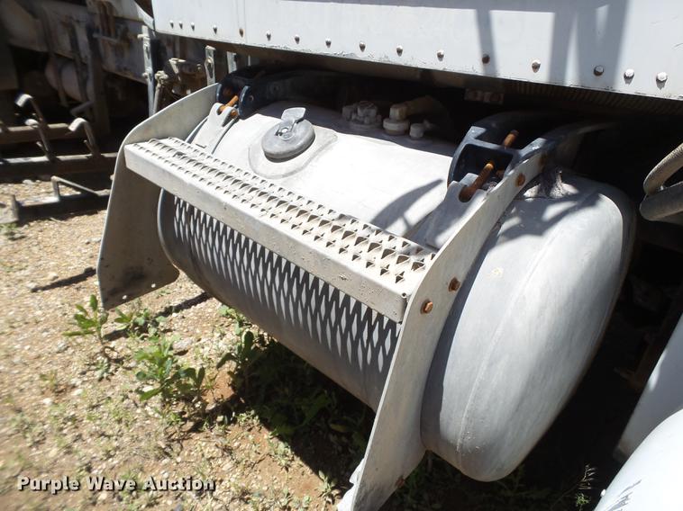 image for item DE1386 1999 Peterbilt 357 ready mix truck