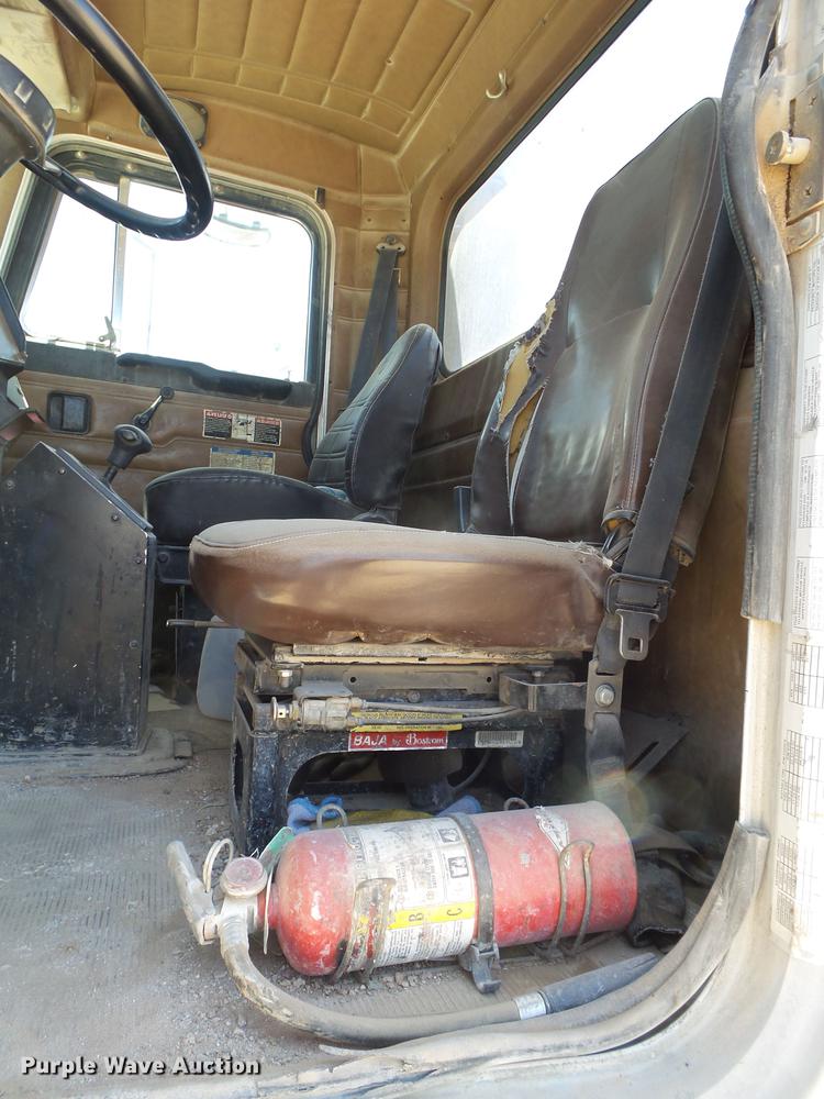 image for item DE1386 1999 Peterbilt 357 ready mix truck