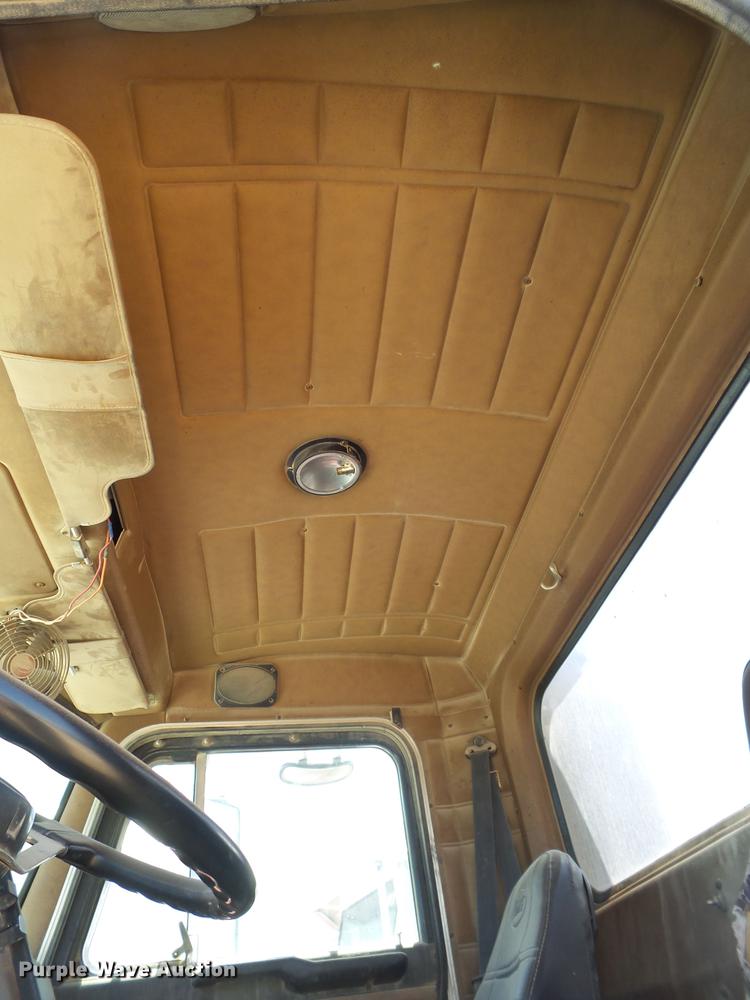 image for item DE1386 1999 Peterbilt 357 ready mix truck