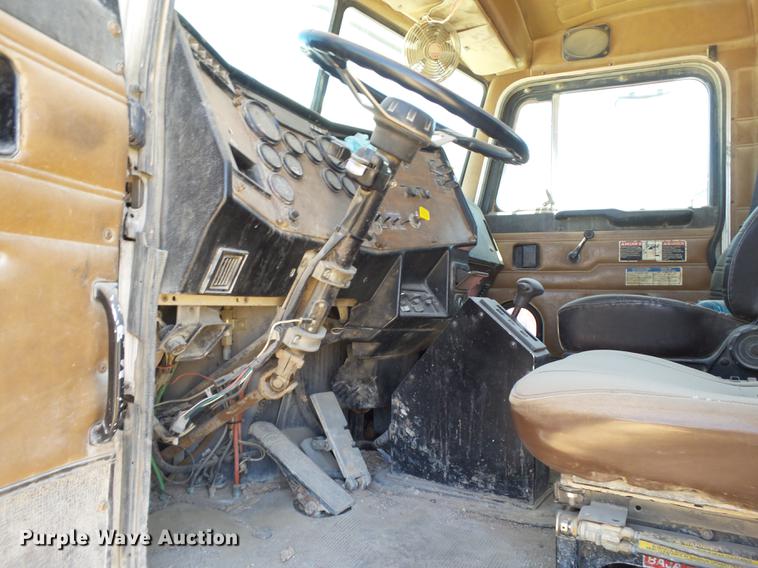 image for item DE1386 1999 Peterbilt 357 ready mix truck