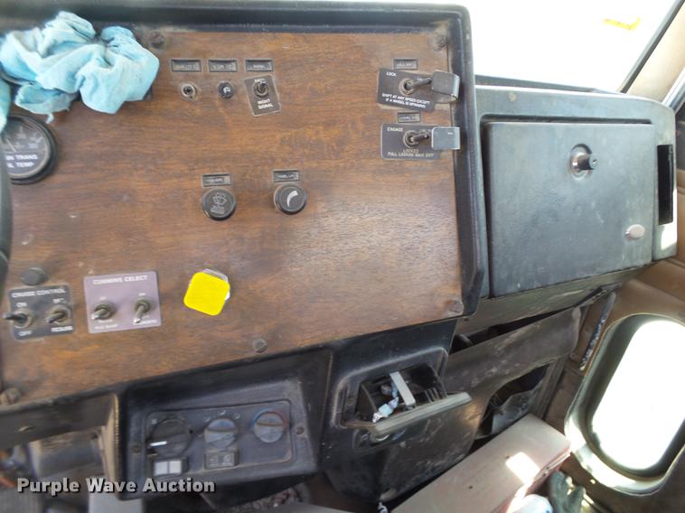 image for item DE1386 1999 Peterbilt 357 ready mix truck