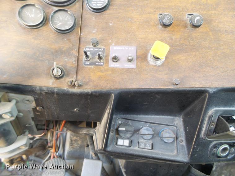 image for item DE1386 1999 Peterbilt 357 ready mix truck