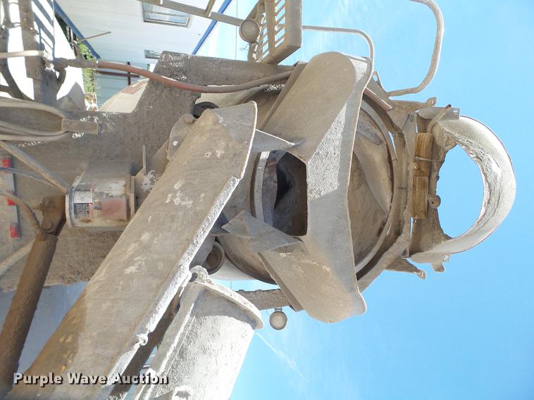 image for item DE1388 2000 Peterbilt 357 ready mix truck