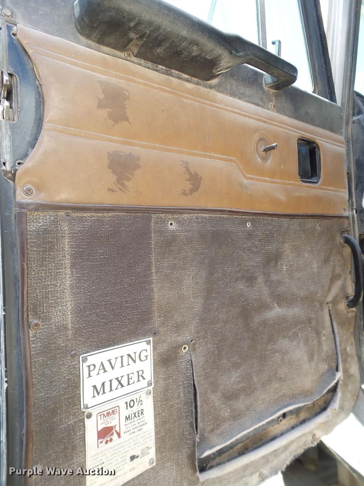 image for item DE1388 2000 Peterbilt 357 ready mix truck