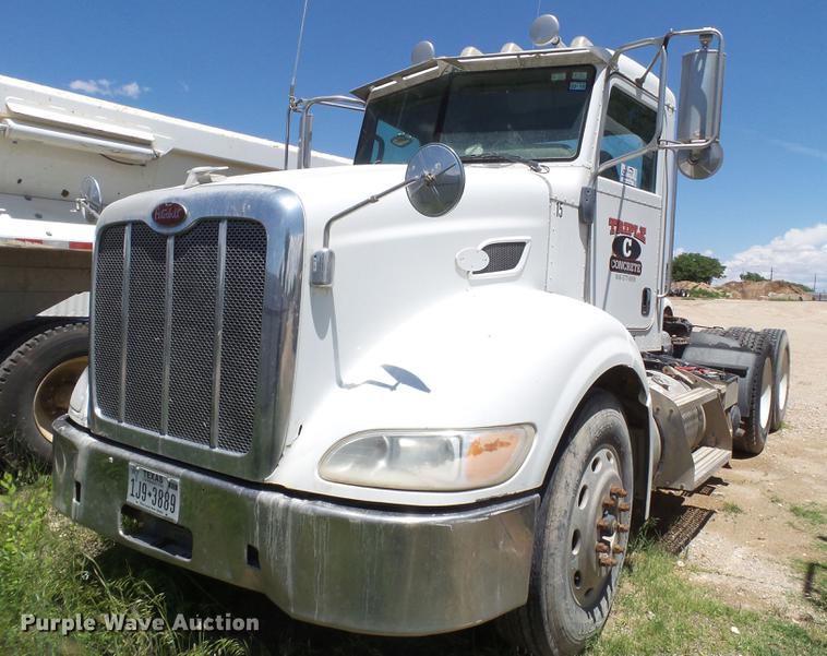 image for item DE1389 2009 Peterbilt 384 semi truck
