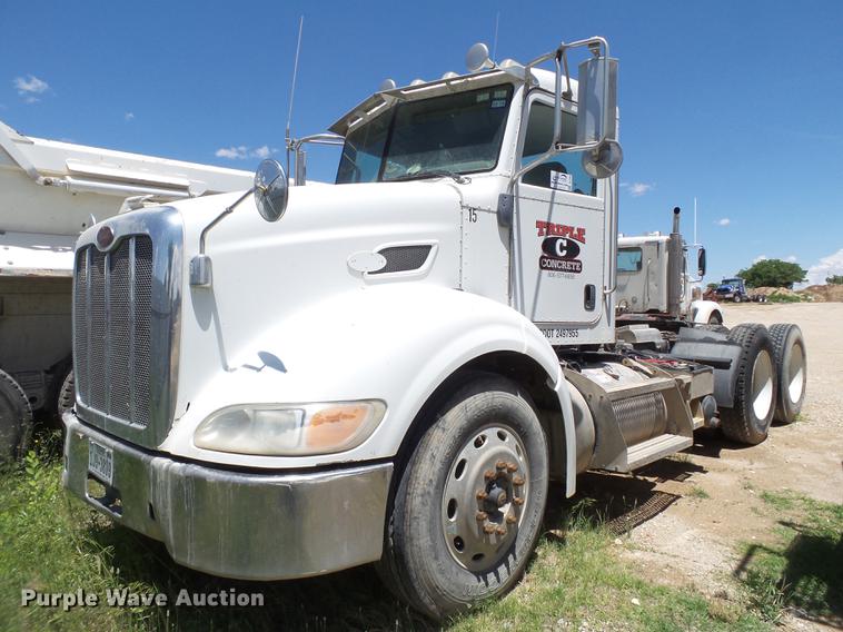 image for item DE1389 2009 Peterbilt 384 semi truck