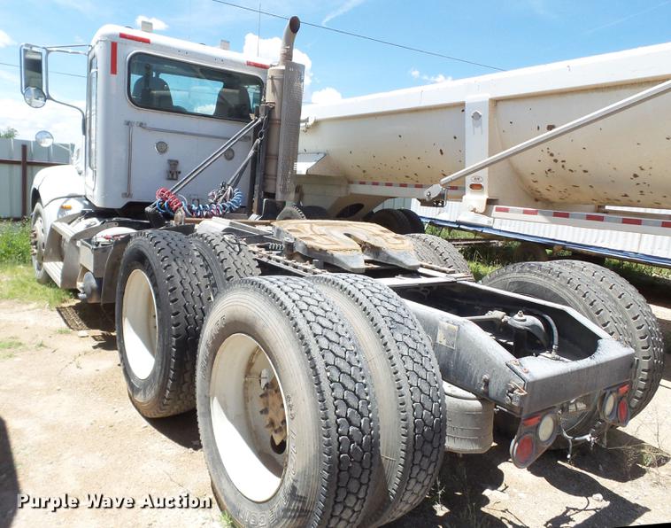 image for item DE1389 2009 Peterbilt 384 semi truck