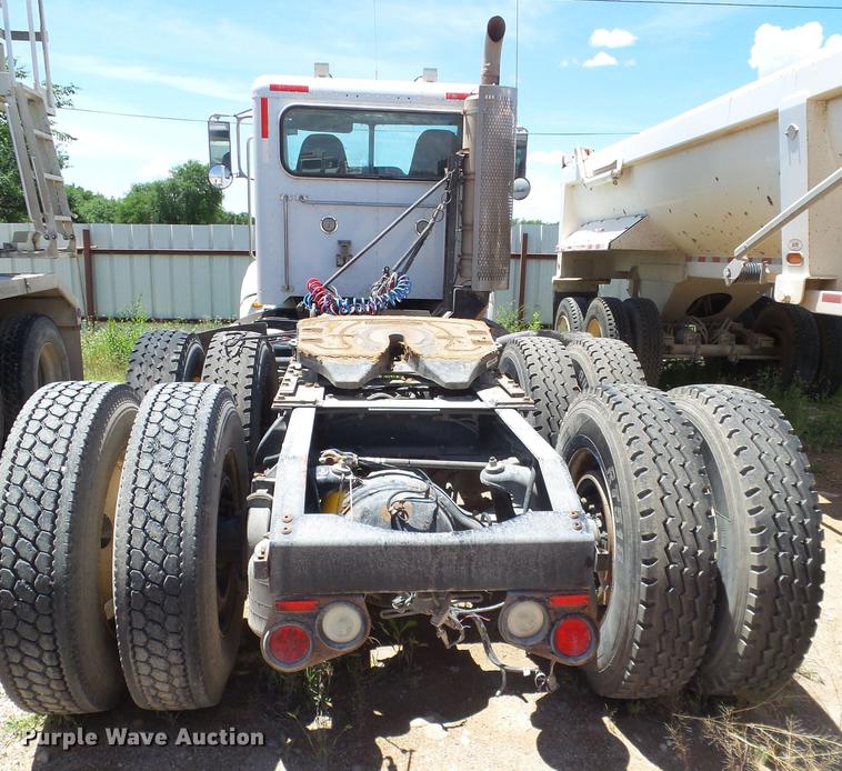 image for item DE1389 2009 Peterbilt 384 semi truck