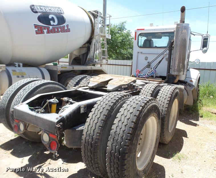 image for item DE1389 2009 Peterbilt 384 semi truck