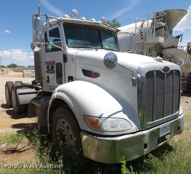 image for item DE1389 2009 Peterbilt 384 semi truck