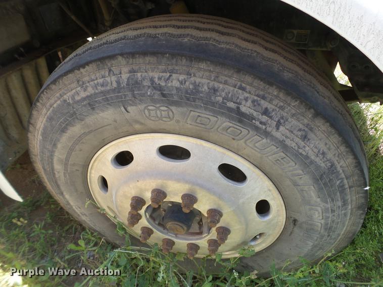 image for item DE1389 2009 Peterbilt 384 semi truck