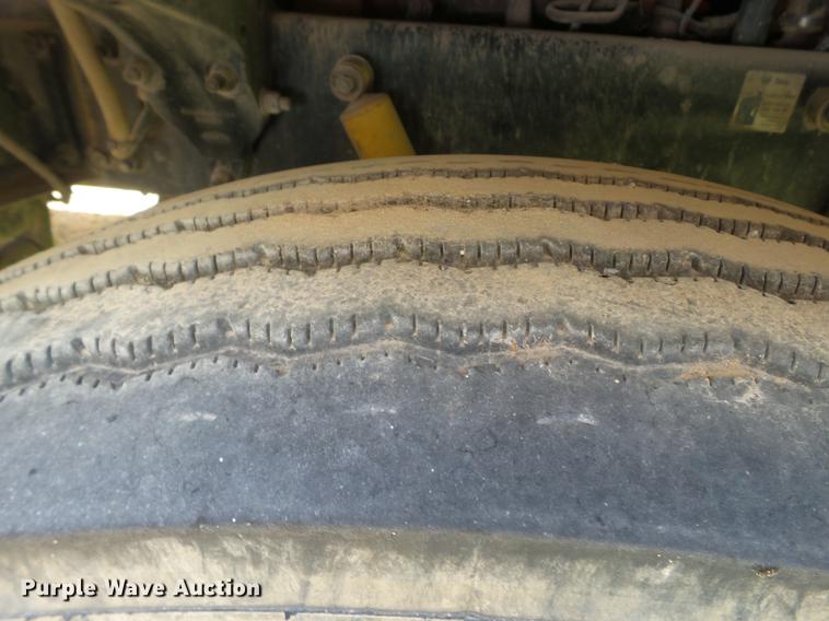 image for item DE1389 2009 Peterbilt 384 semi truck