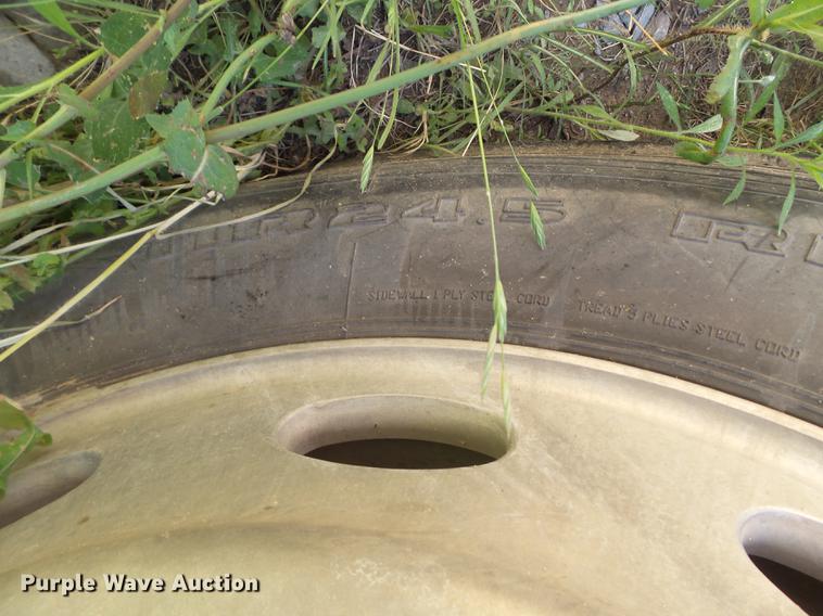 image for item DE1389 2009 Peterbilt 384 semi truck