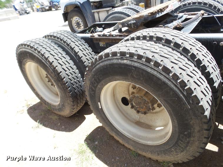 image for item DE1389 2009 Peterbilt 384 semi truck