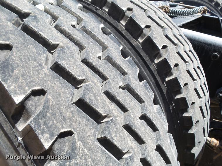 image for item DE1389 2009 Peterbilt 384 semi truck