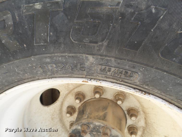 image for item DE1389 2009 Peterbilt 384 semi truck