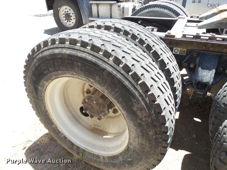 image for item DE1389 2009 Peterbilt 384 semi truck