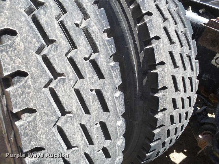 image for item DE1389 2009 Peterbilt 384 semi truck