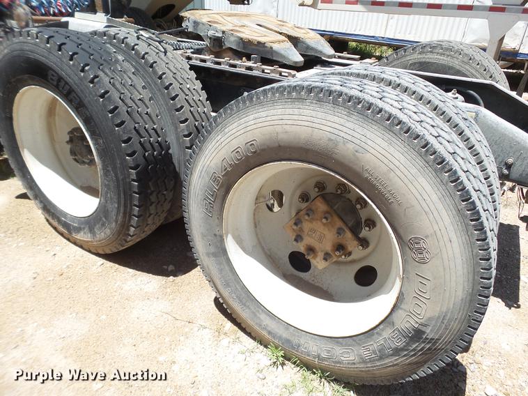 image for item DE1389 2009 Peterbilt 384 semi truck