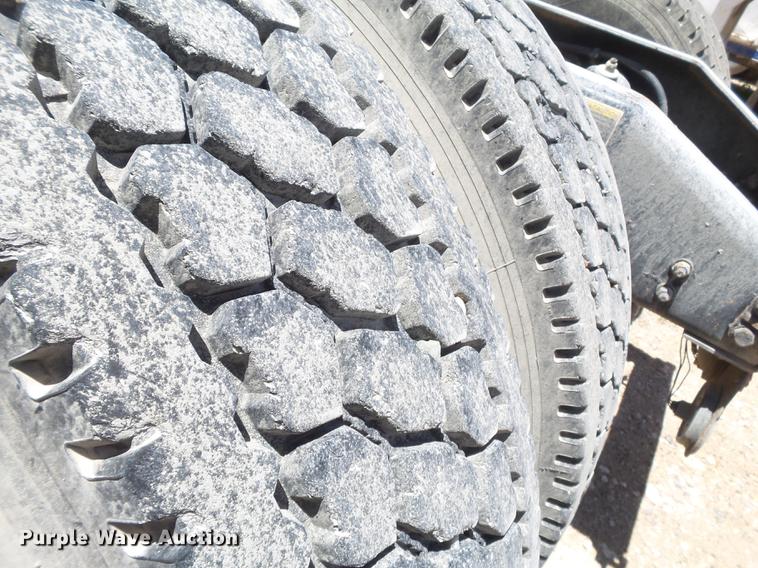 image for item DE1389 2009 Peterbilt 384 semi truck