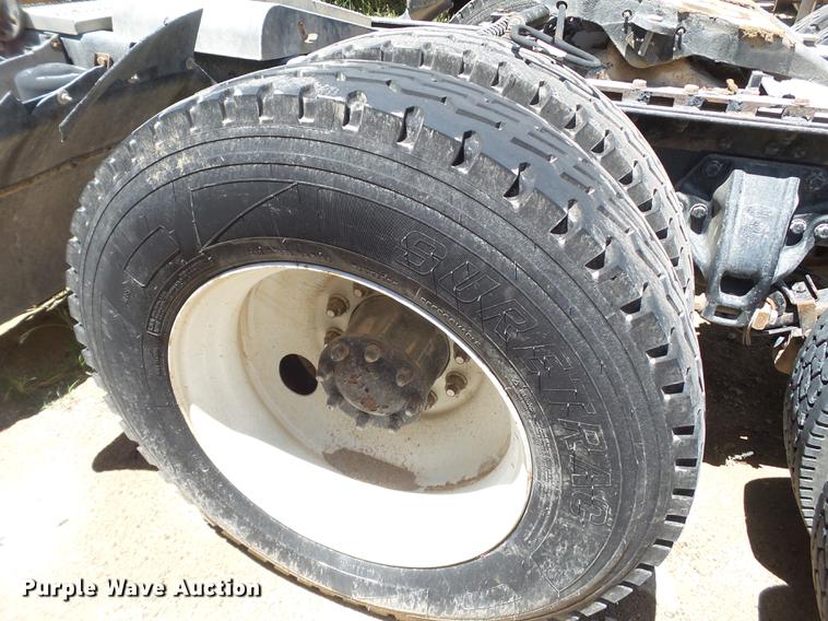 image for item DE1389 2009 Peterbilt 384 semi truck