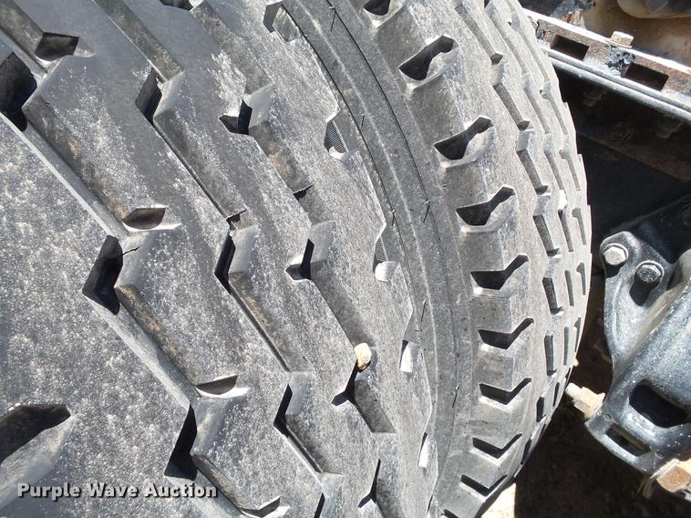 image for item DE1389 2009 Peterbilt 384 semi truck