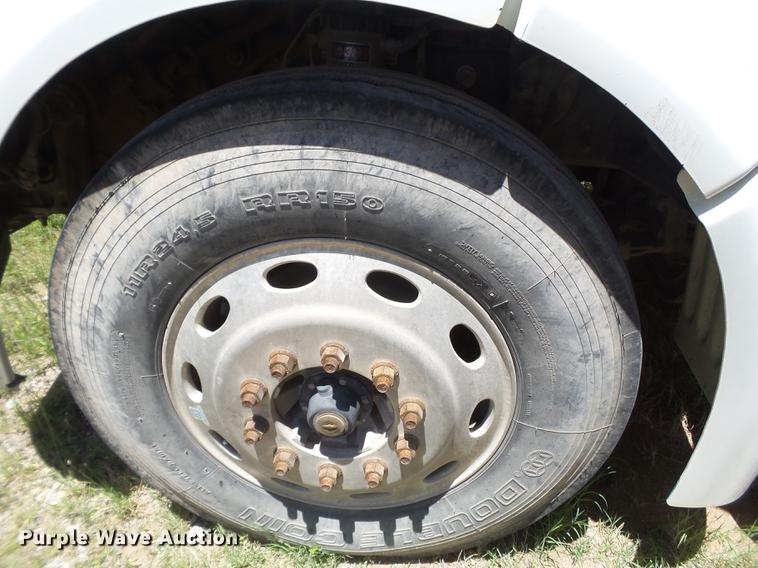 image for item DE1389 2009 Peterbilt 384 semi truck