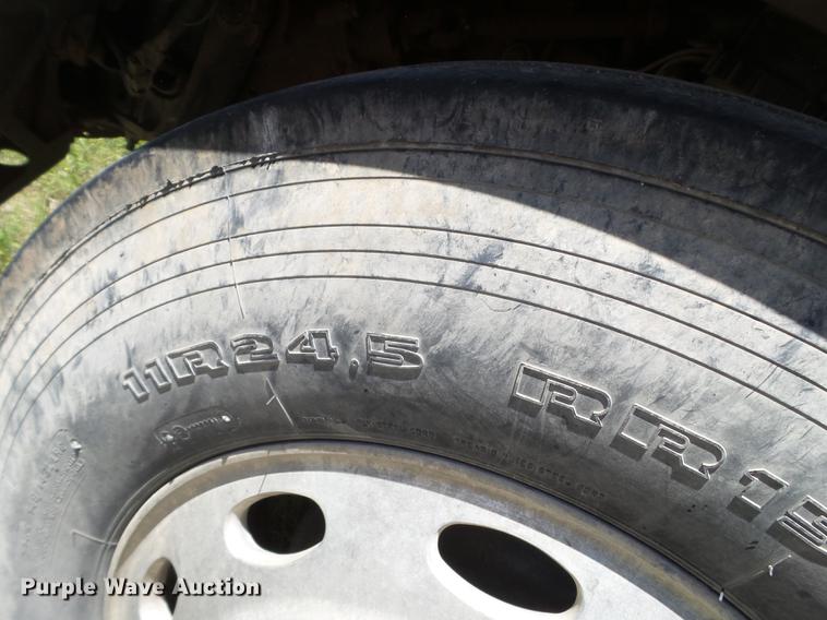 image for item DE1389 2009 Peterbilt 384 semi truck