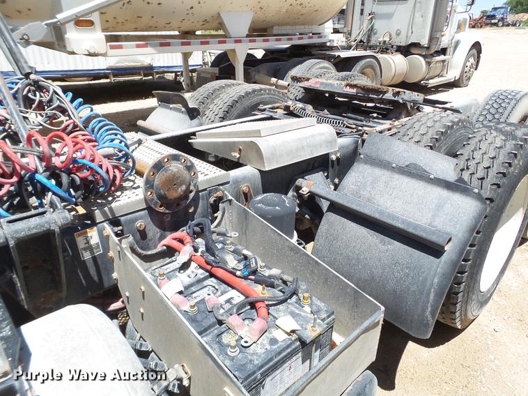 image for item DE1389 2009 Peterbilt 384 semi truck