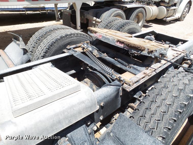 image for item DE1389 2009 Peterbilt 384 semi truck