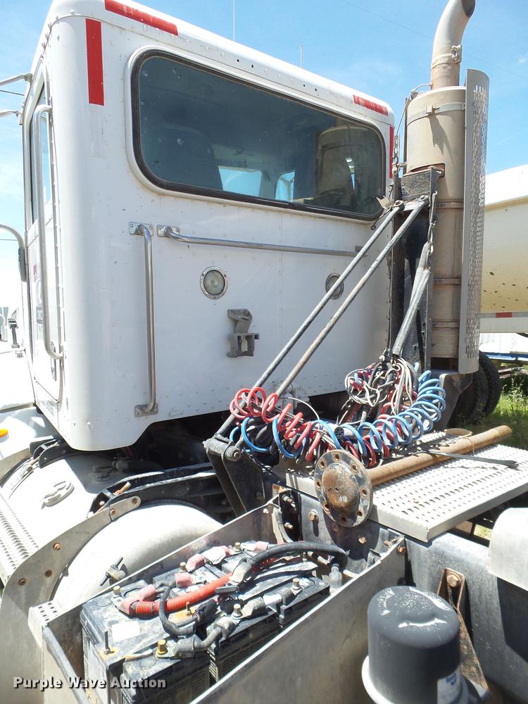 image for item DE1389 2009 Peterbilt 384 semi truck