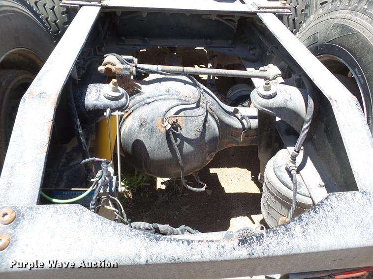 image for item DE1389 2009 Peterbilt 384 semi truck