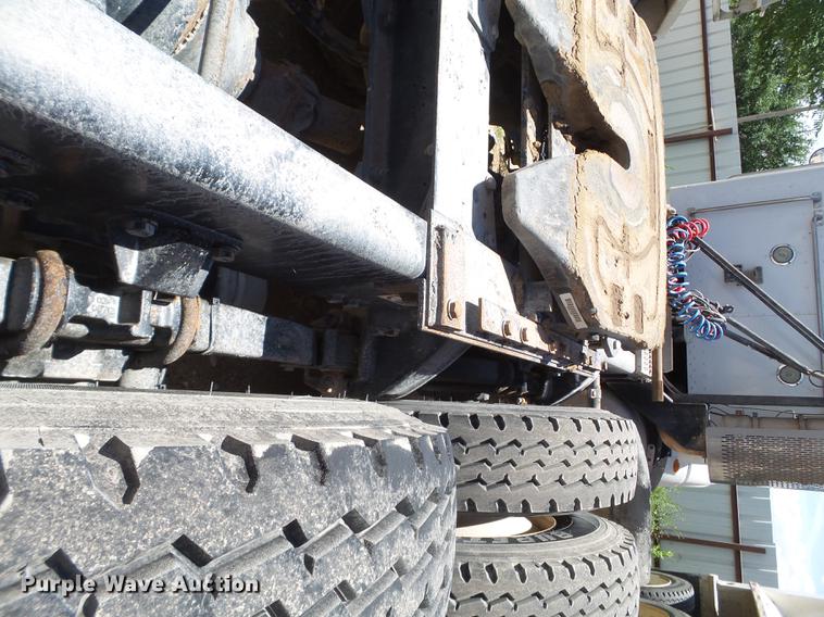 image for item DE1389 2009 Peterbilt 384 semi truck