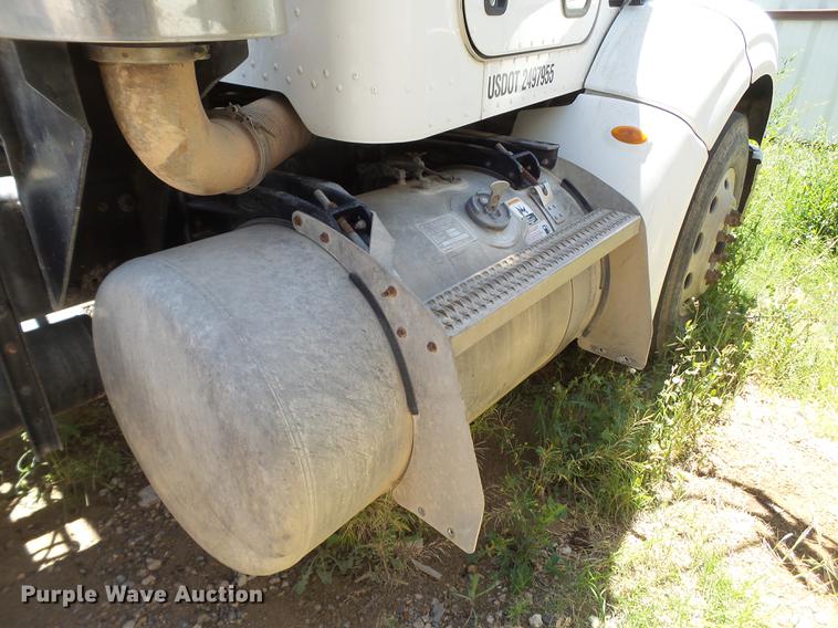 image for item DE1389 2009 Peterbilt 384 semi truck