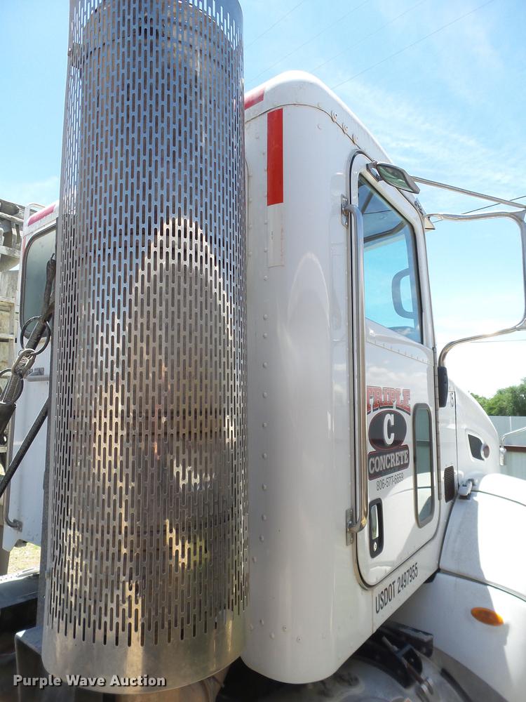 image for item DE1389 2009 Peterbilt 384 semi truck