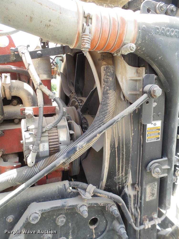 image for item DE1389 2009 Peterbilt 384 semi truck