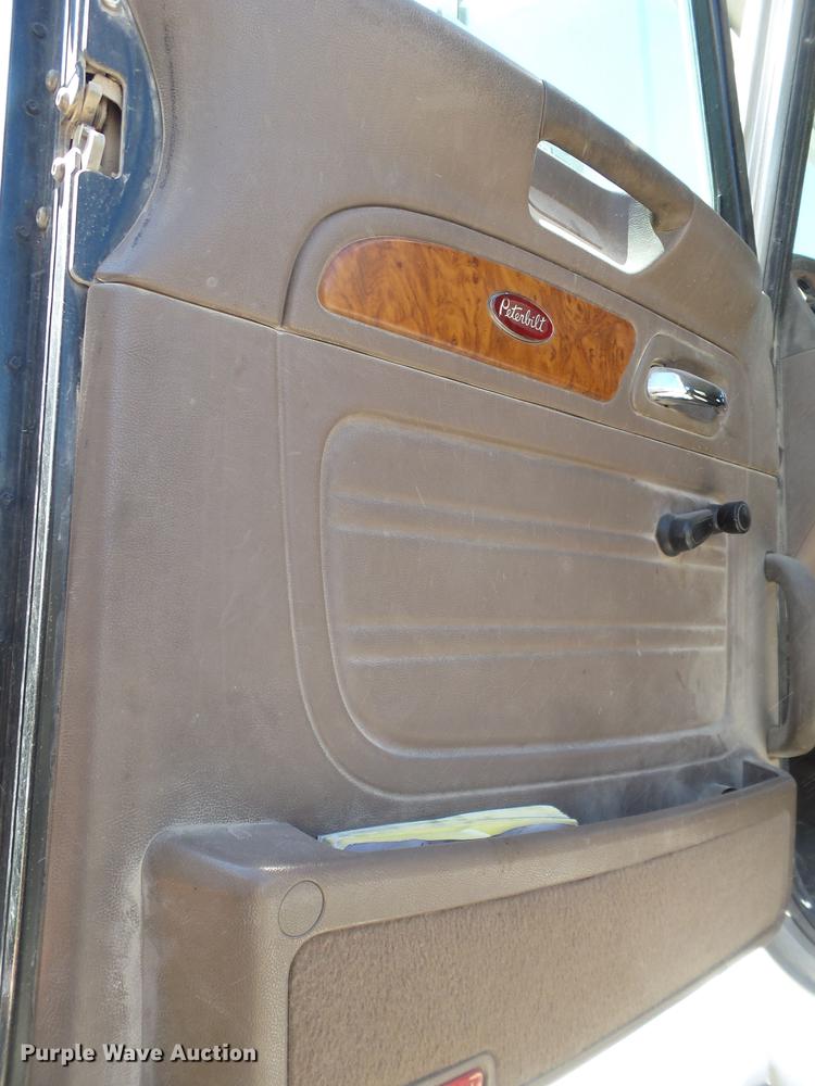 image for item DE1389 2009 Peterbilt 384 semi truck