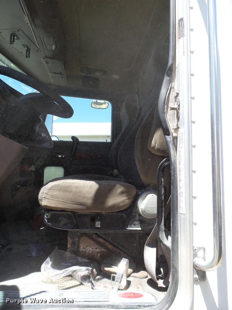 image for item DE1389 2009 Peterbilt 384 semi truck