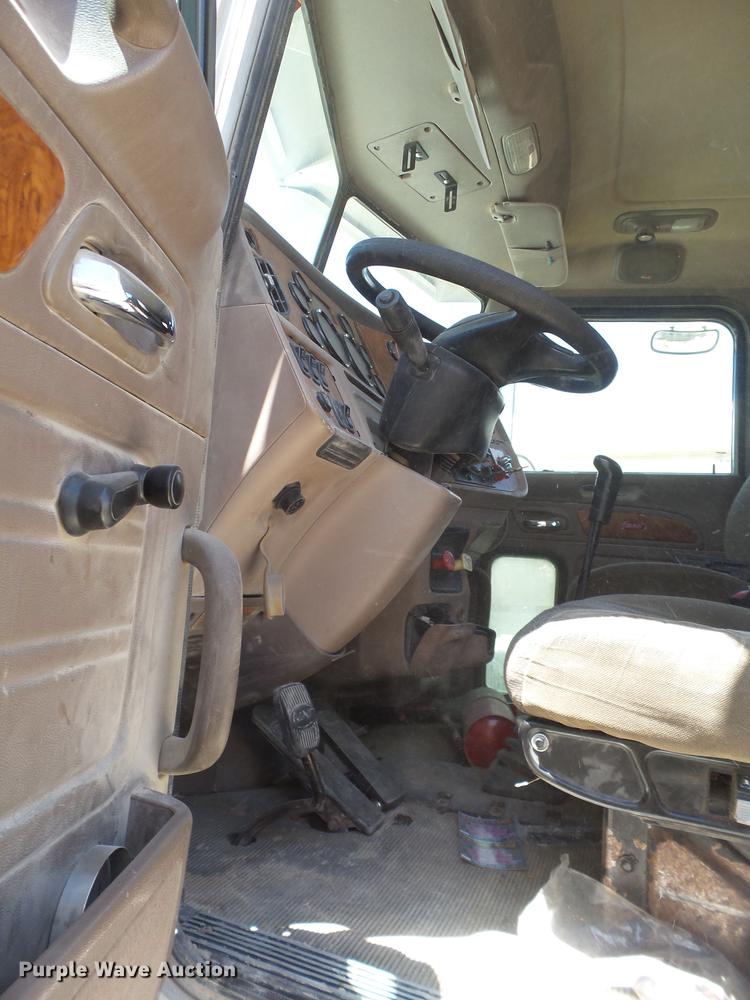 image for item DE1389 2009 Peterbilt 384 semi truck
